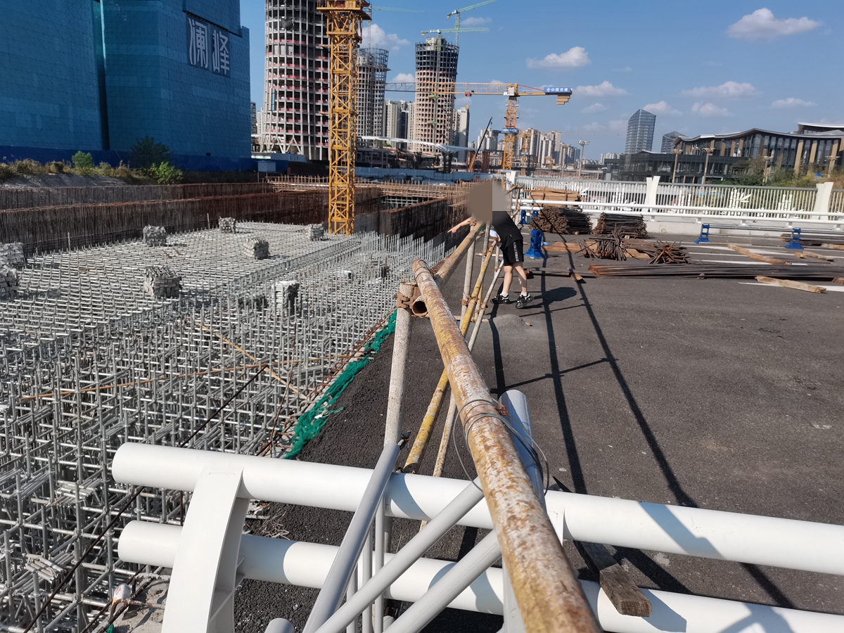 斷頭橋沿搭建的簡易鋼管.jpg