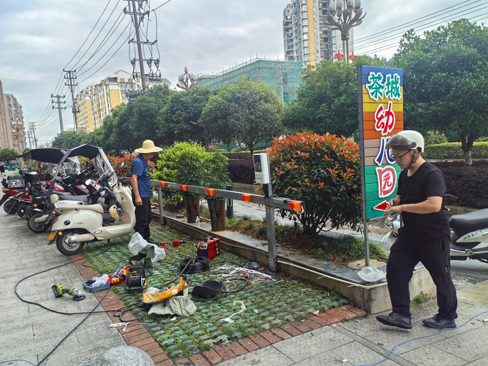 正在安裝的摩托車充電樁.jpg