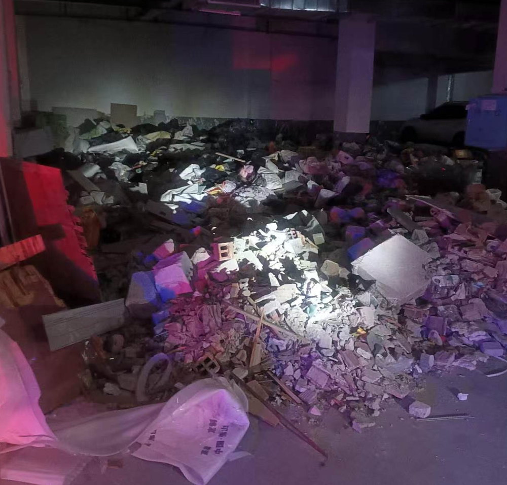 地下停車場堆放的建築垃圾.jpg